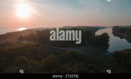 Blick aus der Vogelperspektive über die Donau in der Nähe von Bratislava, Slowakei. Die Fotografie wurde von einer Drohne in einer höheren Höhe über dem Fluss am Morgen aufgenommen. Stockfoto