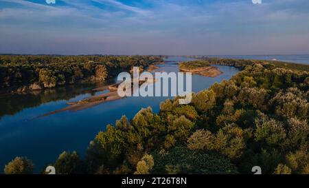 Blick aus der Vogelperspektive über die Donau in der Nähe von Bratislava, Slowakei. Die Fotografie wurde von einer Drohne in einer höheren Höhe über dem Fluss am Morgen aufgenommen. Stockfoto