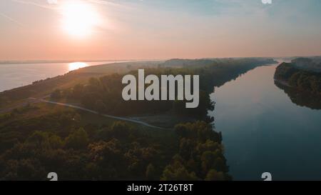 Blick aus der Vogelperspektive über die Donau in der Nähe von Bratislava, Slowakei. Die Fotografie wurde von einer Drohne in einer höheren Höhe über dem Fluss am Morgen aufgenommen. Stockfoto