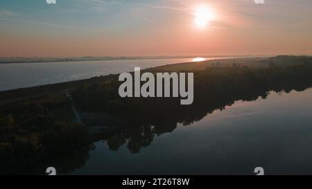 Blick aus der Vogelperspektive über die Donau in der Nähe von Bratislava, Slowakei. Die Fotografie wurde von einer Drohne in einer höheren Höhe über dem Fluss am Morgen aufgenommen. Stockfoto