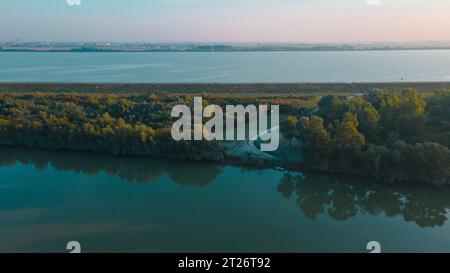 Blick aus der Vogelperspektive über die Donau in der Nähe von Bratislava, Slowakei. Die Fotografie wurde von einer Drohne in einer höheren Höhe über dem Fluss am Morgen aufgenommen. Stockfoto