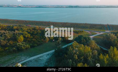 Blick aus der Vogelperspektive über die Donau in der Nähe von Bratislava, Slowakei. Die Fotografie wurde von einer Drohne in einer höheren Höhe über dem Fluss am Morgen aufgenommen. Stockfoto