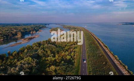 Blick aus der Vogelperspektive über die Donau in der Nähe von Bratislava, Slowakei. Die Fotografie wurde von einer Drohne in einer höheren Höhe über dem Fluss am Morgen aufgenommen. Stockfoto