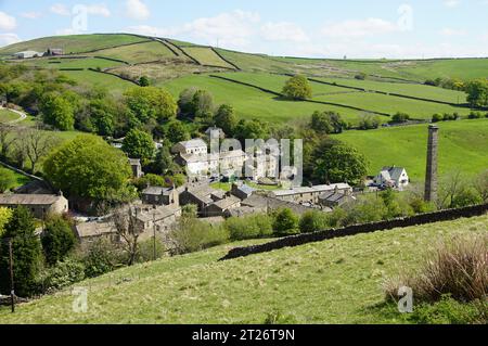 Dale End in Lothersdale, wo die Mühle angeblich das größte Innenwasserrad der Welt hat, North Yorkshire, England, Großbritannien Stockfoto