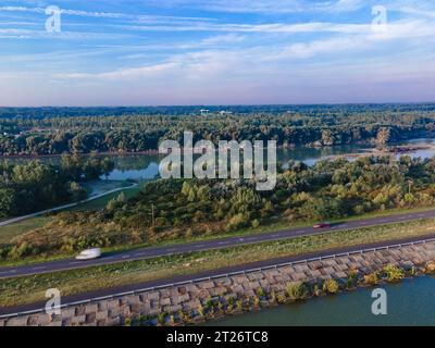 Blick aus der Vogelperspektive über die Donau in der Nähe von Bratislava, Slowakei. Die Fotografie wurde von einer Drohne in einer höheren Höhe über dem Fluss am Morgen aufgenommen. Stockfoto