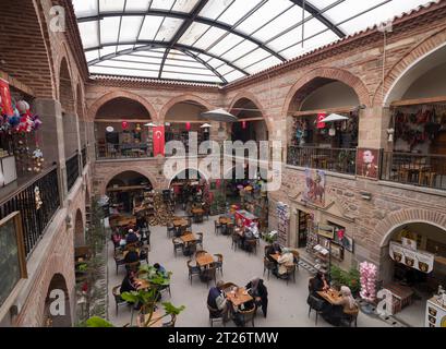 Afyonkarahisar, Türkei. 2. Oktober 2023. Innenansicht des historischen Taschan in Afyonkarahisar. Das Gebäude, auch bekannt als Hoca Uveys Inn, war Buil Stockfoto