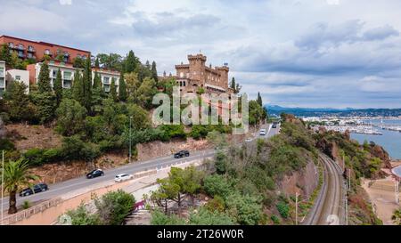 Blick aus der Vogelperspektive auf den Berg Turnei an der französischen Riviera. Die Fotografie wurde von einer Drohne in einer höheren Höhe aufgenommen. Stockfoto