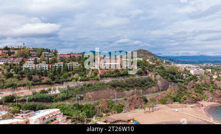 Blick aus der Vogelperspektive auf den Berg Turnei an der französischen Riviera. Die Fotografie wurde von einer Drohne in einer höheren Höhe aufgenommen. Stockfoto