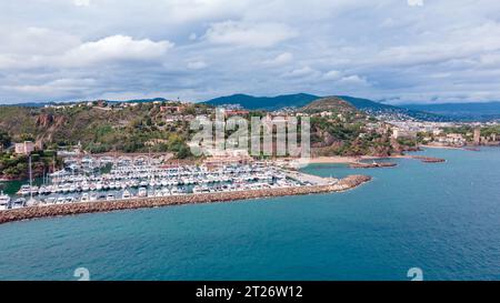 Blick aus der Vogelperspektive auf den Berg Turnei an der französischen Riviera. Die Fotografie wurde von einer Drohne in einer höheren Höhe aus über dem Wasser mit den Schönheiten aufgenommen Stockfoto