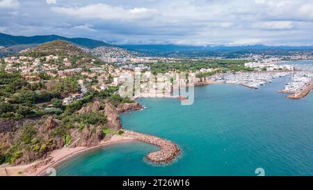 Blick aus der Vogelperspektive auf den Berg Turnei an der französischen Riviera. Die Fotografie wurde von einer Drohne in einer höheren Höhe aus über dem Wasser mit den Schönheiten aufgenommen Stockfoto