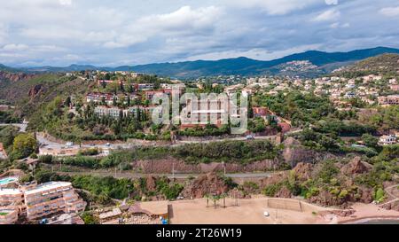 Blick aus der Vogelperspektive auf den Berg Turnei an der französischen Riviera. Die Fotografie wurde von einer Drohne in einer höheren Höhe aufgenommen. Stockfoto