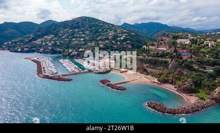 Blick aus der Vogelperspektive auf den Berg Turnei an der französischen Riviera. Die Fotografie wurde von einer Drohne in einer höheren Höhe aus über dem Wasser mit den Schönheiten aufgenommen Stockfoto