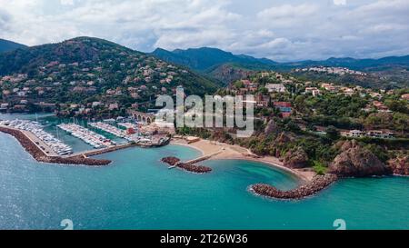 Blick aus der Vogelperspektive auf den Berg Turnei an der französischen Riviera. Die Fotografie wurde von einer Drohne in einer höheren Höhe aus über dem Wasser mit den Schönheiten aufgenommen Stockfoto