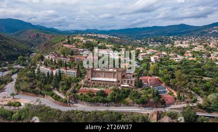 Blick aus der Vogelperspektive auf den Berg Turnei an der französischen Riviera. Die Fotografie wurde von einer Drohne in einer höheren Höhe aufgenommen. Stockfoto