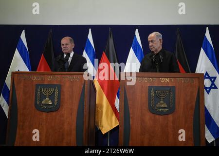 Tel Aviv, Israel. Oktober 2023. Der deutsche Bundeskanzler Olaf Scholz, links, und der israelische Premierminister Benjamin Netanjahu, sprechen nach ihrem Treffen am Dienstag, den 17. Oktober 2023 in Tel Aviv, Israel, vor den Medien. Pool Foto von Maya Alleruzzo/UPI Credit: UPI/Alamy Live News Stockfoto