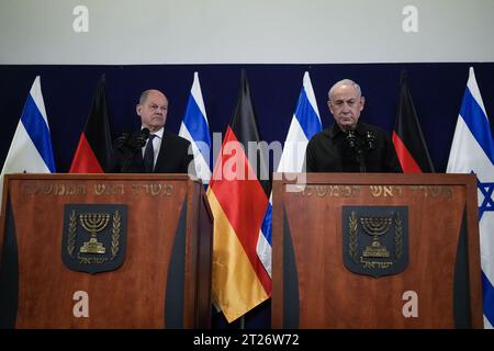 Tel Aviv, Israel. Oktober 2023. Der deutsche Bundeskanzler Olaf Scholz, links, und der israelische Premierminister Benjamin Netanjahu, sprechen nach ihrem Treffen am Dienstag, den 17. Oktober 2023 in Tel Aviv, Israel, vor den Medien. Pool Foto von Maya Alleruzzo/UPI Credit: UPI/Alamy Live News Stockfoto