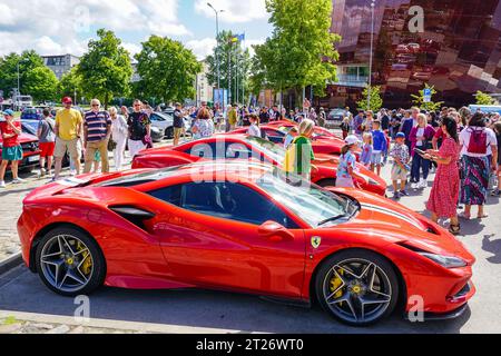 Liepaja, Lettland, 20. Juli 2023: Veranstaltung und öffentliche Autosalon des Ferrari F8 in Europa Stockfoto