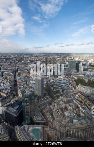 London, Großbritannien. 17. Oktober 2023. Wetter in Großbritannien – Ein allgemeiner Blick auf die City of London am klaren Morgen vom 50. Stock des 8 Bishopsgate, bekannt als The Lookout. Die Prognose sieht vor, dass Storm Babet große Teile Großbritanniens mit starkem Regen versorgen wird. Quelle: Stephen Chung / Alamy Live News Stockfoto