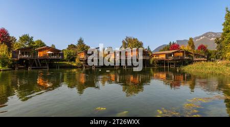 Chalets auf Stelzen im Dorf Chanaz am Kanal Savières in Savoie, Frankreich Stockfoto