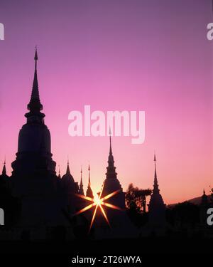 Thailand. Chiang Mai. Wat Suan Dok. Silhouette bei Sonnenuntergang. Stockfoto