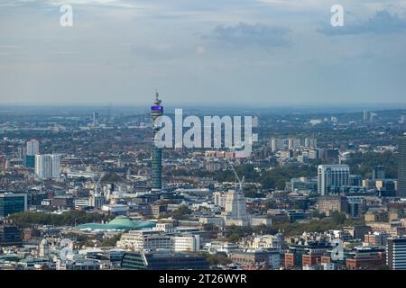 London, Großbritannien. 17. Oktober 2023. Wetter in Großbritannien – Ein allgemeiner Blick auf einen klaren Morgen auf die Hauptstadt (mit Blick nach Westen) vom 50. Stock des 8 Bishopsgate, bekannt als der Aussichtspunkt. Die Prognose sieht vor, dass Storm Babet große Teile Großbritanniens mit starkem Regen versorgen wird. Quelle: Stephen Chung / Alamy Live News Stockfoto