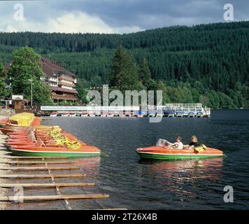 Deutschland. Baden Württemberg. Verleih von Freizeitbooten am Titisee. Stockfoto