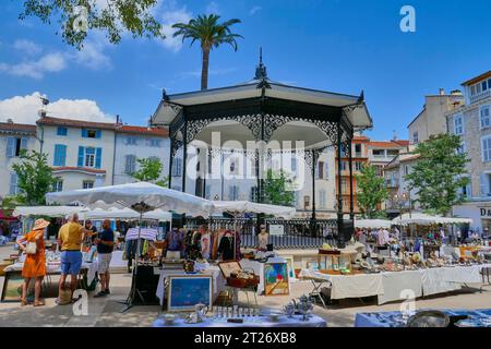 Südfrankreich BRIC-à-Brac-Markt in Antibes im Place National Stockfoto