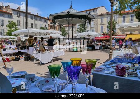 Südfrankreich BRIC-à-Brac-Markt in Antibes im Place National Stockfoto