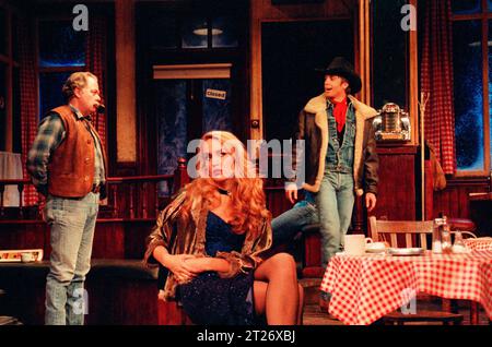 l-r: Bill Bailey (will Masters), Jerry Hall (Cherie), Shaun Cassidy (Bo Decker) an der BUSHALTESTELLE von William Inge im Palace Theatre, Watford, England 02/1990 Transfer zum Lyric Theatre, London W1 27/02/1990 Design: Tim Goodchild Beleuchtung: Jenny Cane Regie: Phil Oesterman Stockfoto