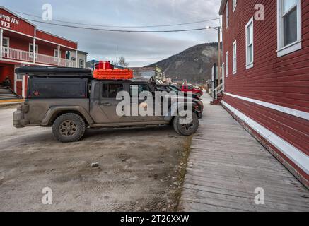 Dawson City, Yukon, Kanada – 5. Oktober 2023: Schlammiger Jeep mit Vorräten auf einer Straße geparkt Stockfoto