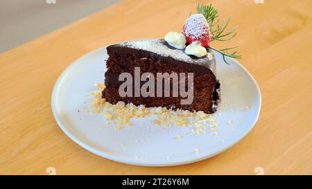 Warmer Schokoladenbrownie mit geschmolzener Schokoladensoße Stockfoto