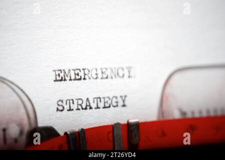 Notfallstrategie mit Schreibmaschine geschrieben. Stockfoto