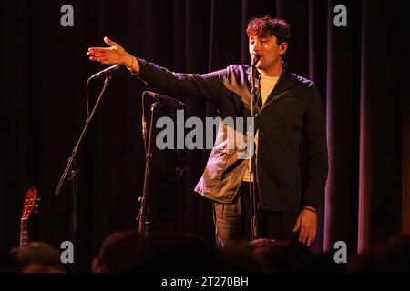 Oslo, Norwegen. Oktober 2023. Die englische Indie-Rock-Band Black Country, New Road gibt ein Live-Konzert im Cosmopolite in Oslo. Hier ist der Sänger und Musiker Lewis Evans live auf der Bühne zu sehen. (Foto: Gonzales Photo - Stian S. Moller). Stockfoto