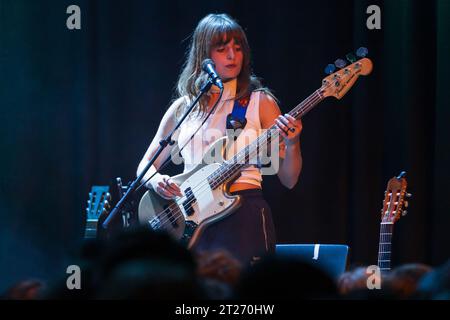 Oslo, Norwegen. Oktober 2023. Die englische Indie-Rock-Band Black Country, New Road gibt ein Live-Konzert im Cosmopolite in Oslo. Hier ist der Sänger und Musiker Tyler Hyde live auf der Bühne zu sehen. (Foto: Gonzales Photo - Stian S. Moller). Stockfoto