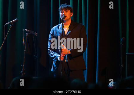 Oslo, Norwegen. Oktober 2023. Die englische Indie-Rock-Band Black Country, New Road gibt ein Live-Konzert im Cosmopolite in Oslo. Hier ist der Sänger und Musiker Lewis Evans live auf der Bühne zu sehen. (Foto: Gonzales Photo - Stian S. Moller). Stockfoto