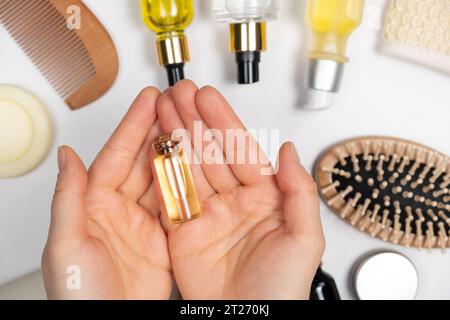 Natürliches Öl für Haar- oder Hautpflege im Glasbehälter. Umweltfreundliche Kosmetik ohne Kunststoff Stockfoto