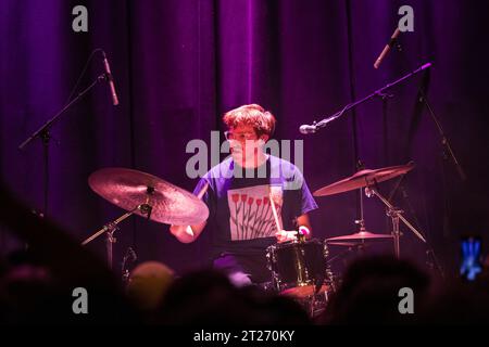 Oslo, Norwegen. Oktober 2023. Die englische Indie-Rock-Band Black Country, New Road gibt ein Live-Konzert im Cosmopolite in Oslo. Hier wird Schlagzeuger Charlie Wayne live auf der Bühne gesehen. (Foto: Gonzales Photo - Stian S. Moller). Stockfoto