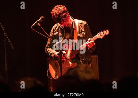 Oslo, Norwegen. Oktober 2023. Die englische Indie-Rock-Band Black Country, New Road gibt ein Live-Konzert im Cosmopolite in Oslo. Hier ist Gitarrist Luke Mark live auf der Bühne zu sehen. (Foto: Gonzales Photo - Stian S. Moller). Stockfoto