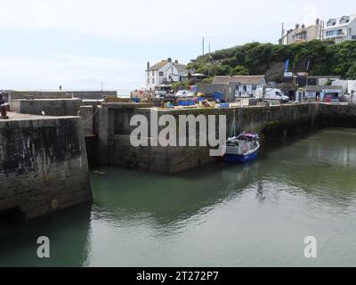 Inner Harbour Pier mit Angelschneider in Porthleven in Cornwall England Stockfoto