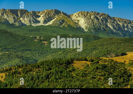 Panorama der Sirente mit ihren grünen Buchenwäldern. Parco naturale regionale Sirente-Velino, Abruzzen, Italien, Europa Stockfoto