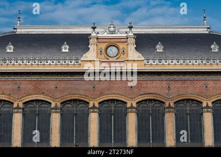 Budapest, Ungarn. Oktober 2023 schöne Architektur des Bahnhofs Nyugati Palyaudvar in Budapest, Ungarn. Stockfoto