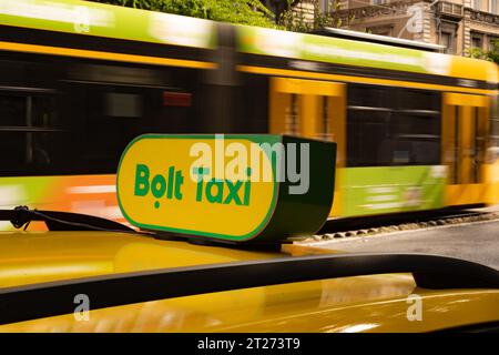 Budapest, Ungarn. 1. Oktober 2023 Schild für Bolt, ein estnisches Taxiunternehmen im Zentrum von Budapest, Ungarn. Stockfoto