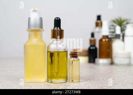 Natürliche Öle für Haar- und Hautpflege. Kosmetik in Gläsern, umweltfreundliche Produkte. Stockfoto