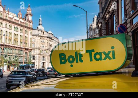 Budapest, Ungarn. 1. Oktober 2023 Schild für Bolt, ein estnisches Taxiunternehmen im Zentrum von Budapest, Ungarn. Stockfoto