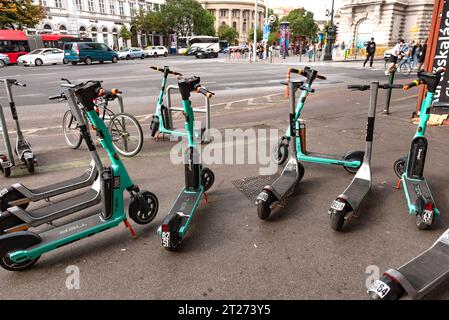 Budapest, Ungarn. 1. Oktober 2023 Eine Gruppe von Swap Leihrollern parkte auf dem Bürgersteig im Zentrum von Budapest, Ungarn. Stockfoto