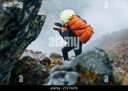 Starker Sherpa-Mann, der als Portier arbeitet und eine riesige Ladung mit traditioneller Methode auf der Stirn trägt. Himalaya-Expedition während des Bergsteigens auf dem Mera-Gipfel. Na Stockfoto