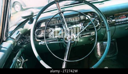 Sevilla, Spanien - 12. April 2023: Im alten Cadillac Eldorado Luxusfahrzeug aus den USA mit Lenkradlenkung und Automatikgetriebe Stockfoto