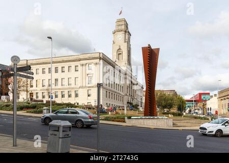 Sie überqueren die vertikale Skulptur und die Stadt in Barnsley Stockfoto