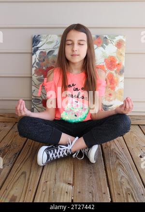 Das junge Mädchen lernt zu meditieren Stockfoto