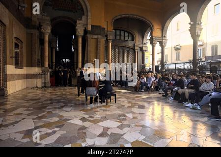 Mantova, Italien - September 2023 - Frau spielt Klavier auf der Veranda eines Palastes, während das Publikum zusieht Stockfoto